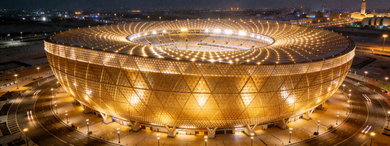 卢赛尔体育场外观 - 金色碗状结构，夜晚灯光璀璨